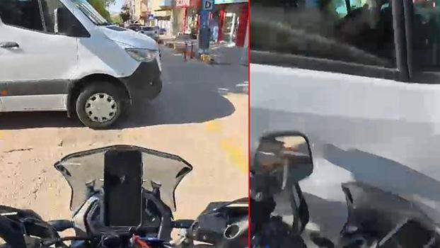 Minibüsle çarpışan motosikletli yaralandı; kaza kask kamerasında
