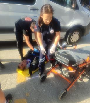 Minibüsle çarpışan motosikletli yaralandı; kaza kask kamerasında
