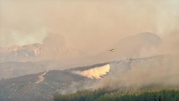 Muğla Seydikemer’deki orman yangınına havadan müdahale yeniden başladı