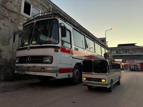 Ekibiyle yaptığı minyatür otobüsüne gözü gibi bakıyor