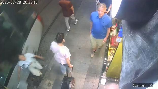 Sirkeci'de tramvayın turiste çarptığı anlar kamerada: Yavaş gitmesi lazım