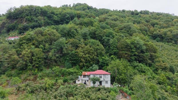 Heyelanda kaya parçası eve isabet etti / Ek fotoğraflar
