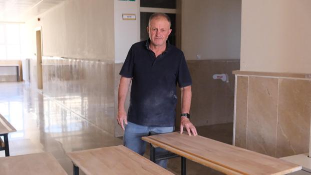 Lisenin sıralarını gönüllü olarak temizledi
