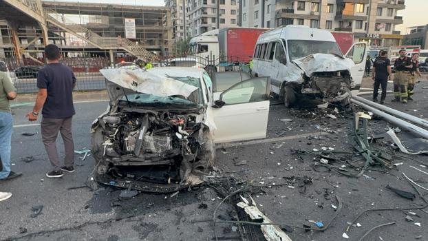 Diyarbakır'da 3 aracın karıştığı kazada 2 yaralı