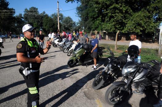 Edirne’de motosiklet sürücülerine yönelik ‘güvenli sürüş’ eğitimleri devam ediyor