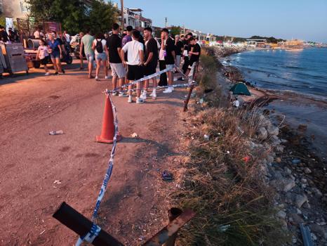 Dayandıkları demir bariyerin kopması sonucu sahildeki kayalıklara düşen 2 kişi yaralandı