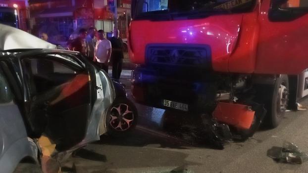 Samsun'da kamyon, otomobile çarptı: 3 yaralı