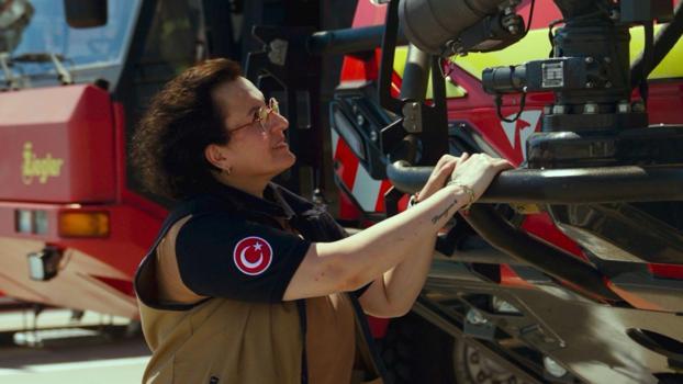 Depremde kardeşini kaybetti, Türkiye'nin ilk kadın itfaiye şoförü oldu