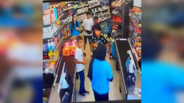 Mersin’de, markette çocuğa darp kamerada
