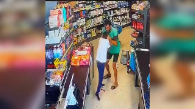 Mersin’de, markette çocuğa darp kamerada