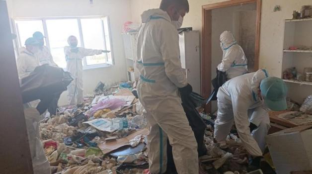 Apartman sakinlerinin şikayet ettiği daireden 28 ton çöp çıkarıldı