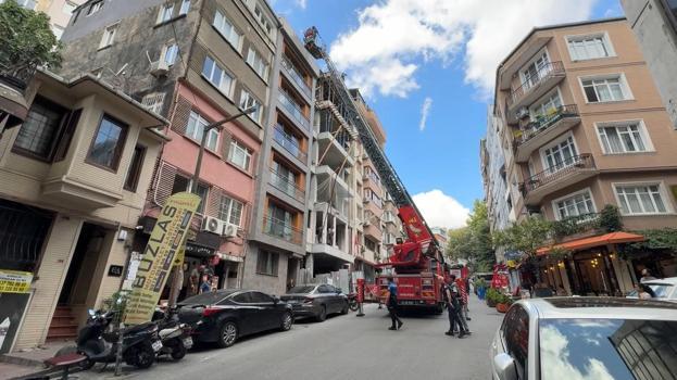 Beyoğlu'nda çatıya çıplak çıkan turisti görenler itfaiyeyi aradı: Dolaşmaya geldim