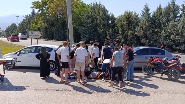 Otomobille çarpışan motosiklet sürücüsü ağır yaralandı