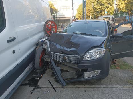 Kazada otomobil ile minibüs arasında sıkışan motosikletin sürücüsü ağır yaralandı