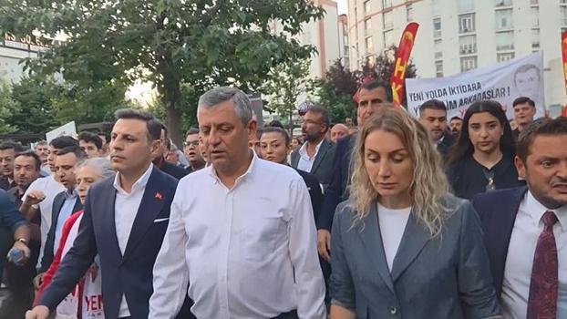 Özgür Özel, Beylikdüzü'nde yürüyüşe katıldı