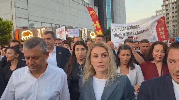 Özgür Özel, Beylikdüzü'nde yürüyüşe katıldı