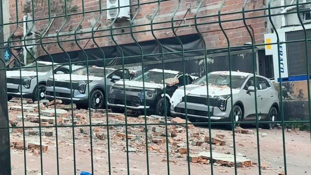 Kağıthane’de duvar otoparka doğru çöktü: 12 sıfır araçta 30 milyon liralık hasar oluştu