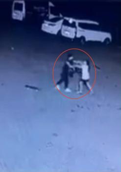 11 yaşındaki çocuğu site bahçesinde darbetti; olay kamerada