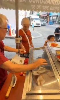 Çocuğu için lahmacun almak isteyen kadına '5'ten az satmam' diyen seyyar satıcının tezgahı kaldırıldı