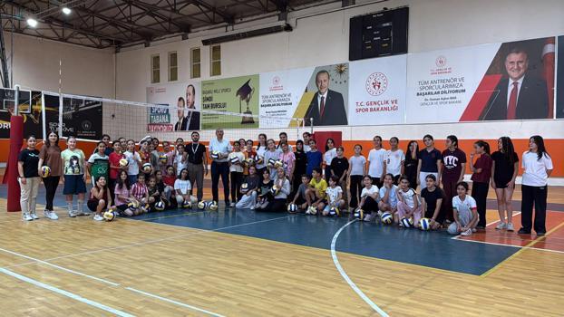 Midyat'ta yaz tatili voleybolla geçiyor; 1500 öğrenci filede buluştu