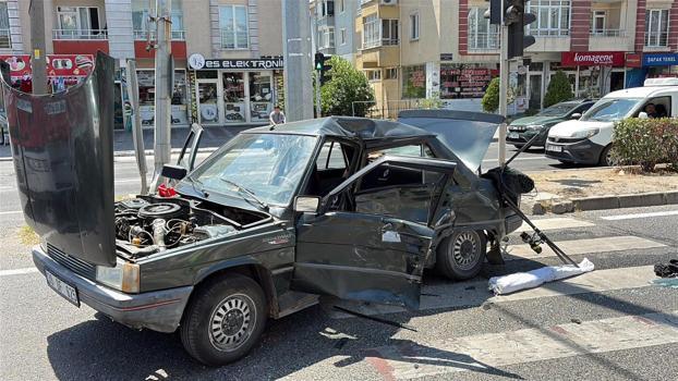 Çorlu’da iki otomobil çarpıştı; 2 yaralı