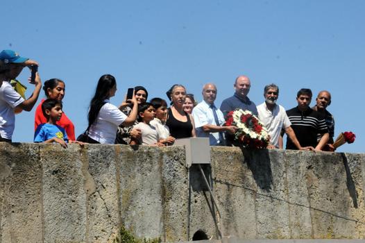 Auschwitz kampında öldürülen Romanlar törenle anıldı; Meriç Nehri’ne çiçek bırakıldı