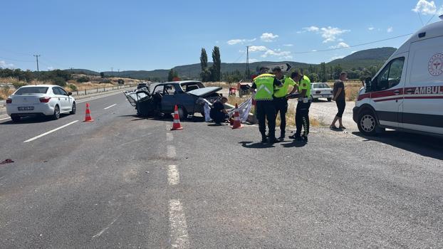 Kütahya'da 2 otomobil çarpıştı; 1 ölü, 1'i çocuk 4 yaralı