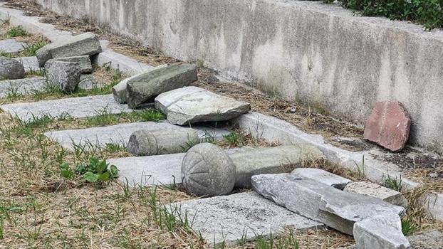 Fatih'te tarihi Haydarhane Camii'nin haziresindeki mezar taşlarına zarar veren şüpheli kaçtı