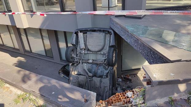 Bakırköy'de otomobil apartman boşluğuna düştü: 2 yaralı