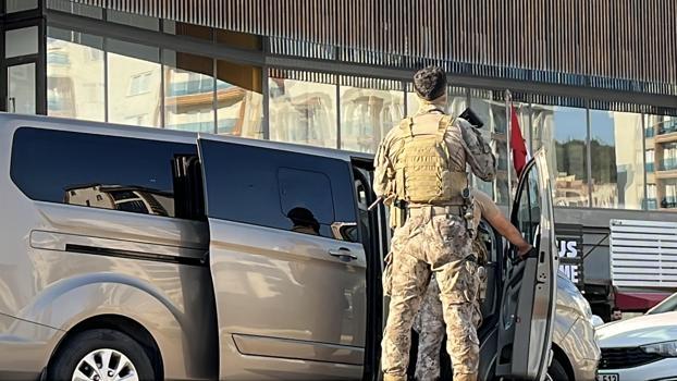 Aranan şüpheli kaçmak isterken merdivenden düşerek yaralandı