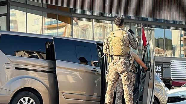Aranan şüpheli kaçmak isterken merdivenden düşerek yaralandı