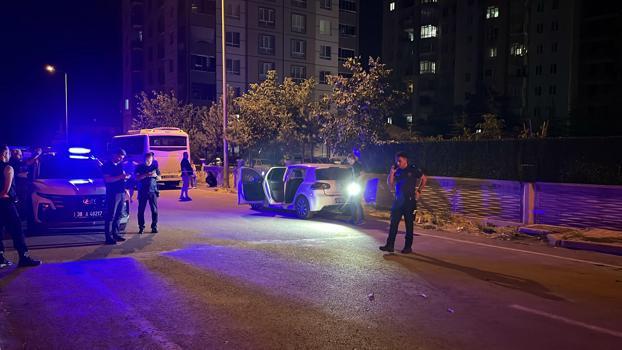 Sokaktaki silahlı kavgada tesadüfen olay yerinde bulunan çift yaralandı