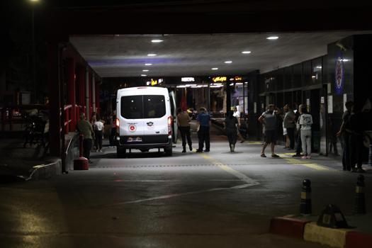 İzmir'de motosiklet bariyerlere çarptı: 1 ölü, 1 ağır yaralı