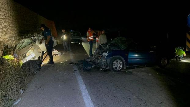 Bursa'da iki otomobil kafa kafaya çarpıştı: Anne ve kızı öldü, 2'si jandarma 5 yaralı