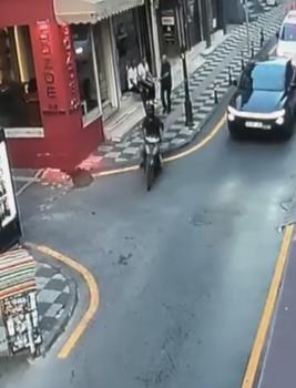 Polisten kaçan sürücünün motosikleti vali yardımcısına çarptı; o anlar kamerada