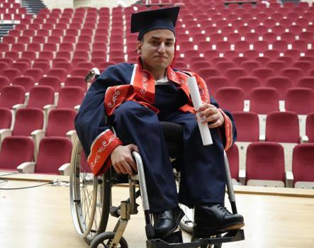 Babasının her gün okula götürüp getirdiği fiziksel engelli Abdullah, mezun oldu