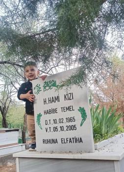 Uyuyakaldığı otomobilde ölen Muhammed Aras, babaannesinin yanına defnedildi