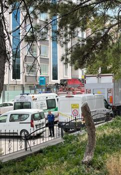Kamyondan malzeme indirilirken hidrolik rampanın altında kalıp öldü