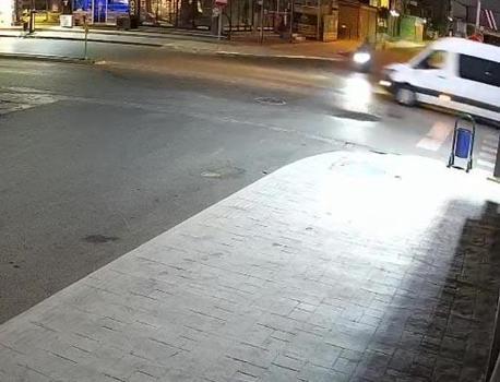 Minibüsün motosiklete çarptığı kaza kamerada