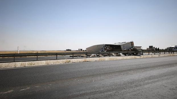 Bariyerlere çarpıp devrilen TIR'ın sürücüsü yaralandı