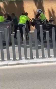 Kavga eden kadınları trafik polisleri ayırdı