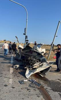 Sinyalizasyon direğine çarpıp ikiye bölünen otomobilden sağ çıktı