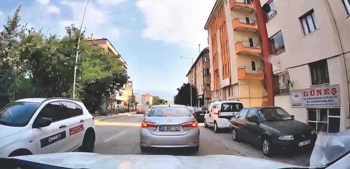 Otomobilden yola çöp atanlar araç içi kamerasına yansıdı; sürücüye ceza kesildi