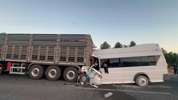 Malatya'da minibüs ile TIR çarpıştı; 18 yaralı