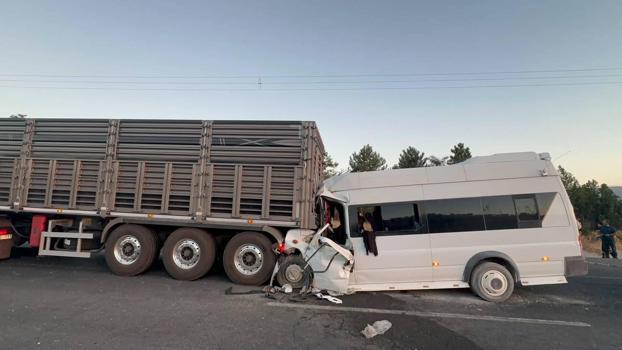 Malatya'da minibüs ile TIR çarpıştı; 18 yaralı