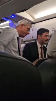Bakan Memişoğlu, uçakta rahatsızlanan yolcuya müdahale etti