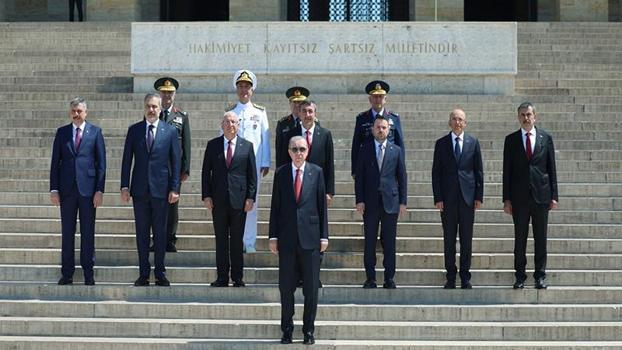 Cumhurbaşkanı Erdoğan ve YAŞ üyeleri Anıtkabir'i ziyaret etti
