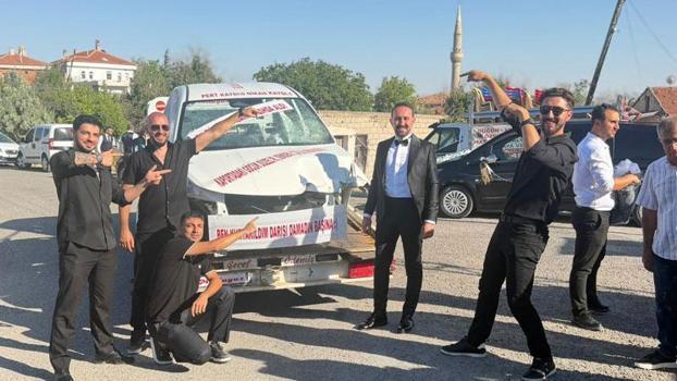 Düğünde arkadaşları, damada hurda otomobil hediye etti