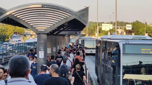 Bahçelievler'de metrobüsün çarptığı kadın ağır yaralandı