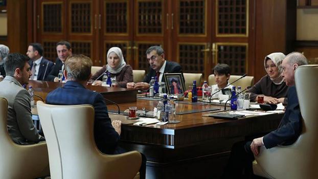 Cumhurbaşkanı Erdoğan, Kahramanmaraş'taki okul saldırısında hayatını kaybeden öğrencilerin ailelerini kabul etti